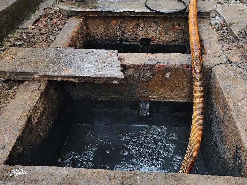 红山公园清理化粪池